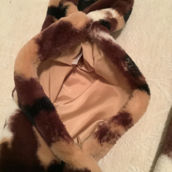 SPRIGS Faux Fur Pull thru Scarf with Zippered Pocket. NWOT - Picture 5 of 6